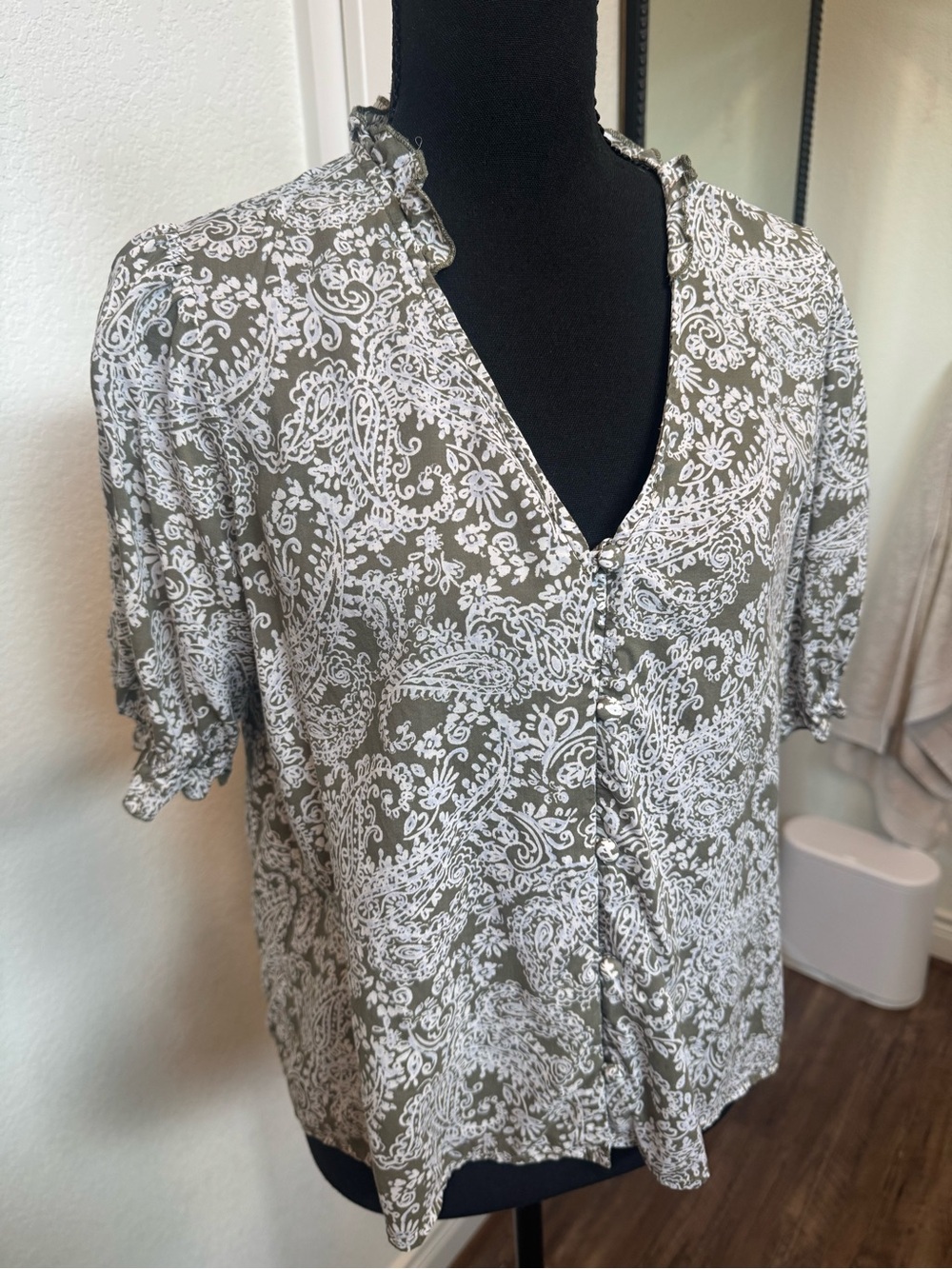 Sanctuary Olive and White Paisley Button-Front Blouse